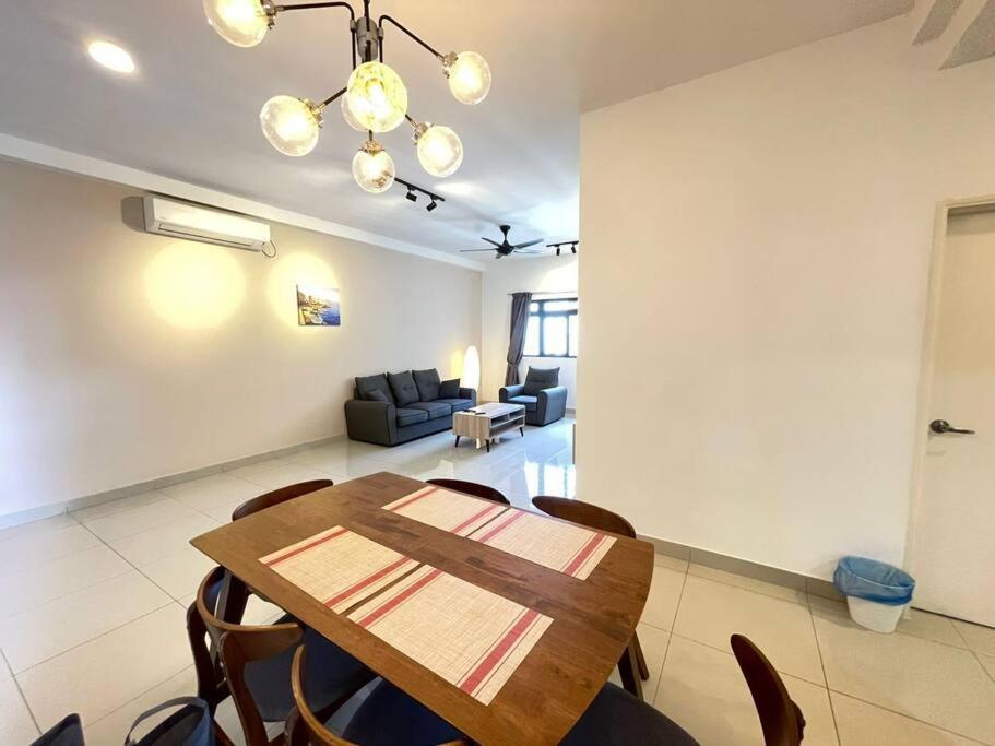 Meridin Medini By Wp Homestay นุสาจายา ภายนอก รูปภาพ